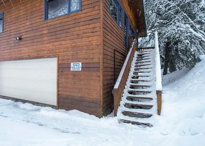 Quiet Apartment-Above-Garage A Block From Skiing