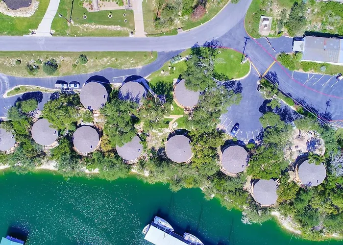 Cenizo #3 - Lakefront Haven With Resort Pool