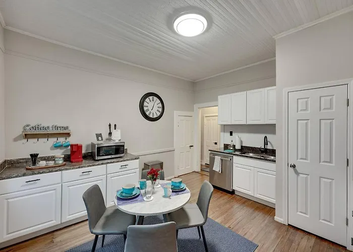 Cozy 1 Bed Historic Elmwood Park-Centennial House