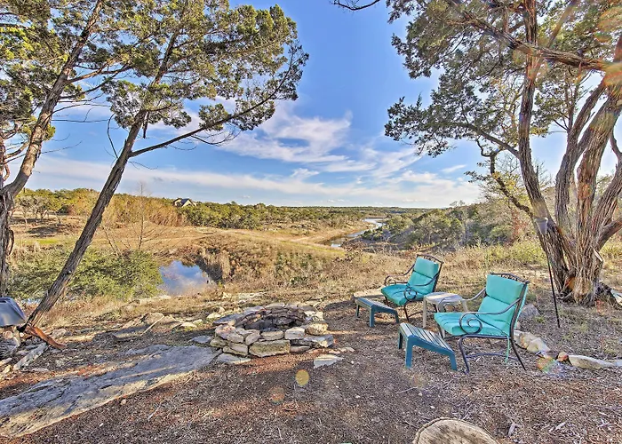 Peaceful Hill Country Hideaway W/ Pond Views