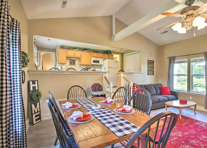 'Turtle Rock' - Ironton Cabin W/ Furnished Patio!