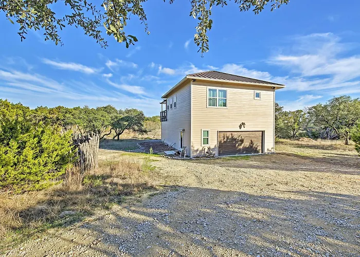 Peaceful Hill Country Hideaway W/ Pond Views