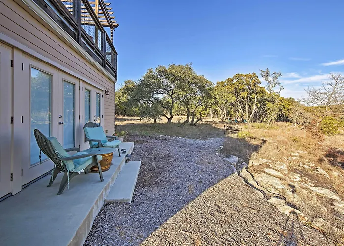 Peaceful Hill Country Hideaway W/ Pond Views