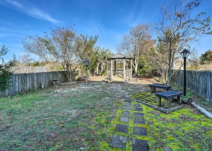 Holden Beach Vacation Rental: Short Path To Beach!