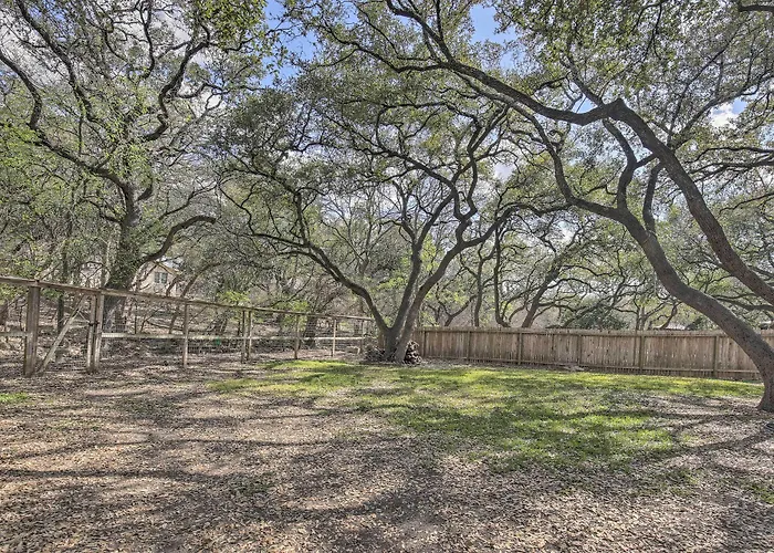 Unique Stay: 'Tiny Everest' San Antonio Home!