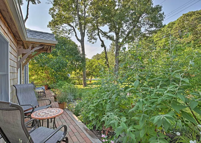 Cute East Hampton Cottage W/ Patio - Walk To Beach