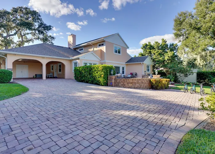 Lakefront Winter Haven Retreat: Hot Tub & Patio!