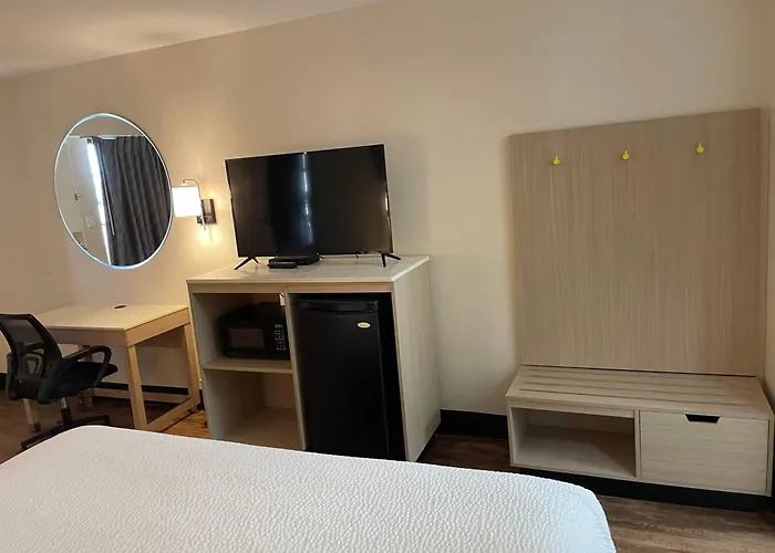 Days Inn & Suites By Wyndham Navarre - Near Beaches Hurlburt
