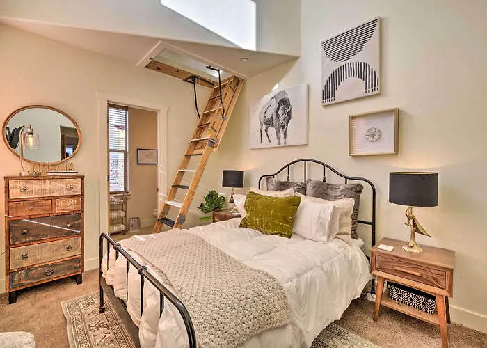 Walkable Park Mountain Getaway: Hot Tub & Views!