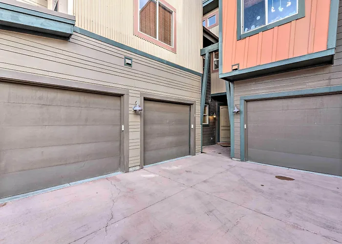 Walkable Park Mountain Getaway: Hot Tub & Views!