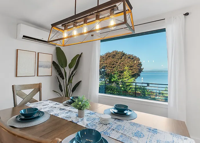 Views, Seclusion, Cozy Island Comfort