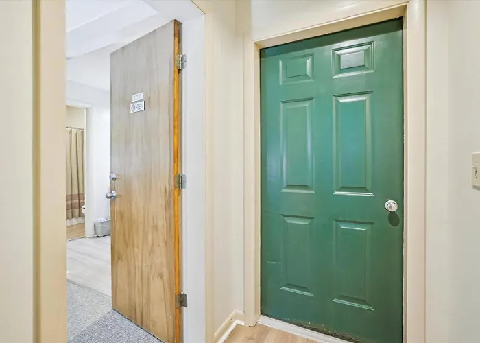 107 Cedarbrook Queen Studio