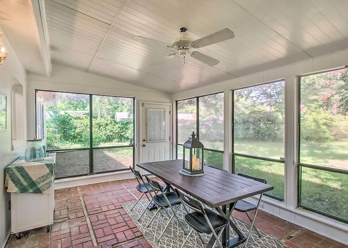 Pet-Friendly Brunswick Retreat W/ Gas Grill!