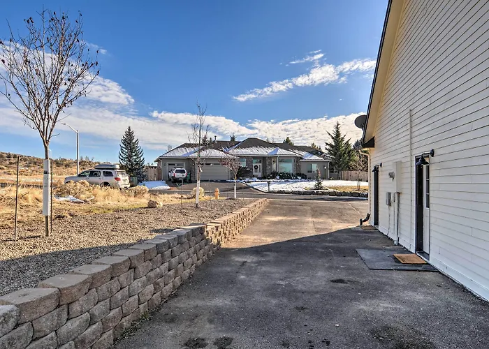 Stylish Klamath Falls Unit < 1/2 Mi To Oit!