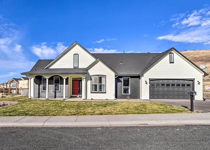 Stylish Klamath Falls Unit < 1/2 Mi To Oit!