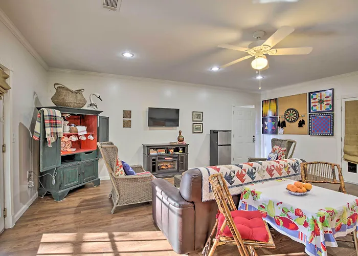 Cozy & Quiet Studio W/ Porch, Near Scenic Railway!