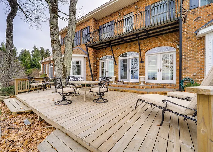 Immaculate Boone Villa W/ Entertainment Lounge!