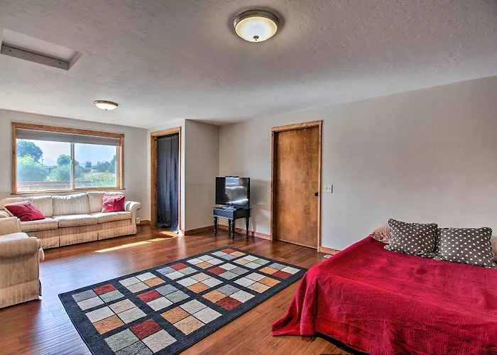Updated Farmhouse W/ Deck On Central Oregon Canal!