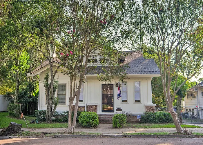 Pet-Friendly Natchez Home: Walk To Downtown!