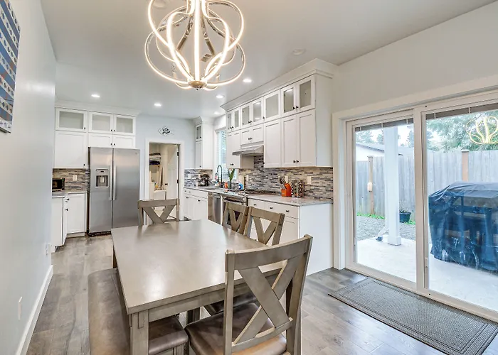 Westport Home W/ Hot Tub: 2 Blocks To Beach!