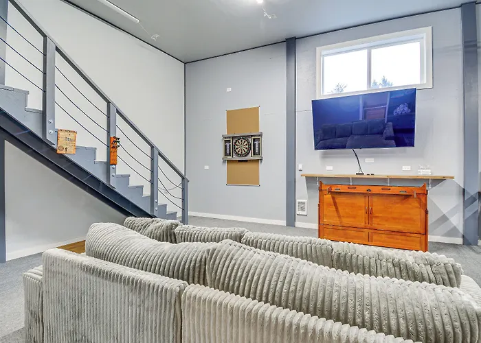 Westport Home W/ Hot Tub: 2 Blocks To Beach!