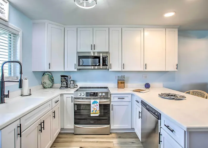 Coastal Oasis W/ Decks: Walk To Holden Beach!