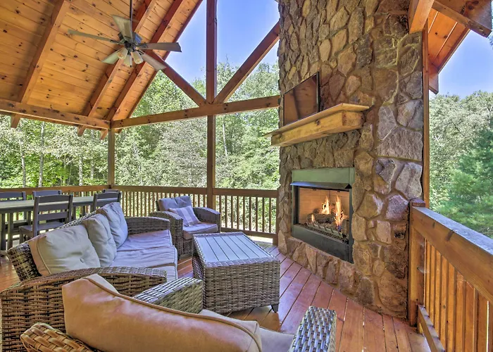 Private Cabin W/ Furnished Porch On < 3 Acres!