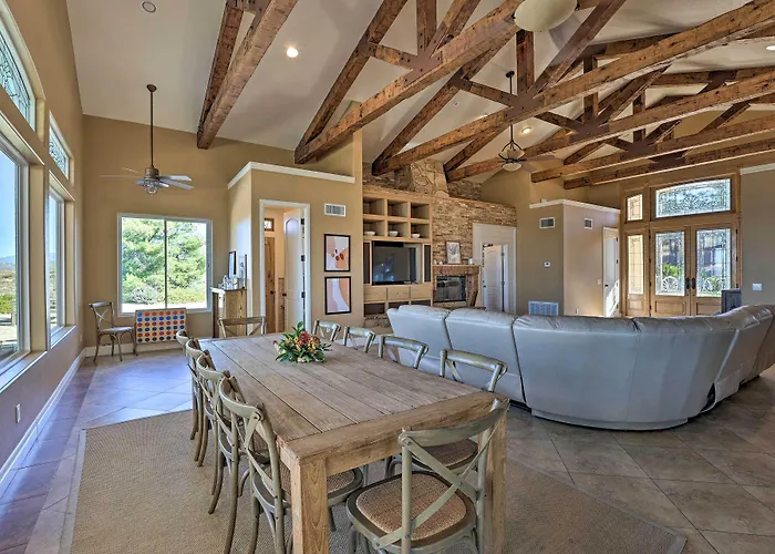 Charming Temecula Home W/ Hot Tub, Mountain Views!