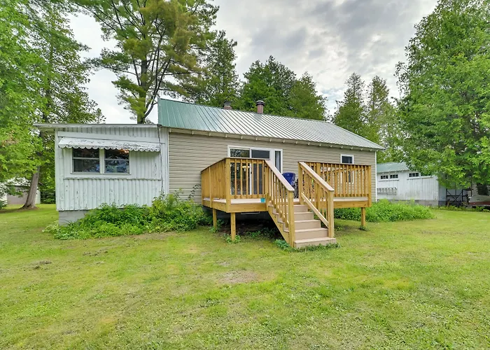 Lakefront Michigan Abode W/ Deck & Fire Pit!