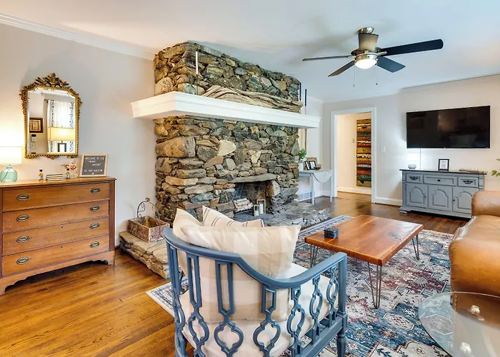 Hendersonville Haven W/ Fire Pit, Grill, Deck!