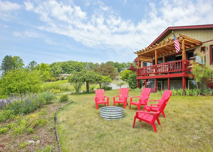 Crystal Lake Vacation Rental, 3 Mi To Betsie River