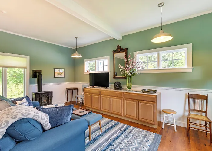 Pet-Friendly Maine Cottage By Northern Bay