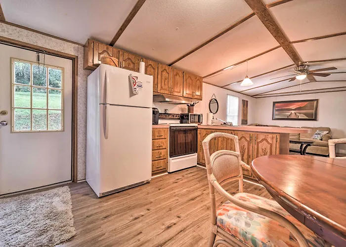 Quaint Cottage Overlooking Cherokee Reservoir