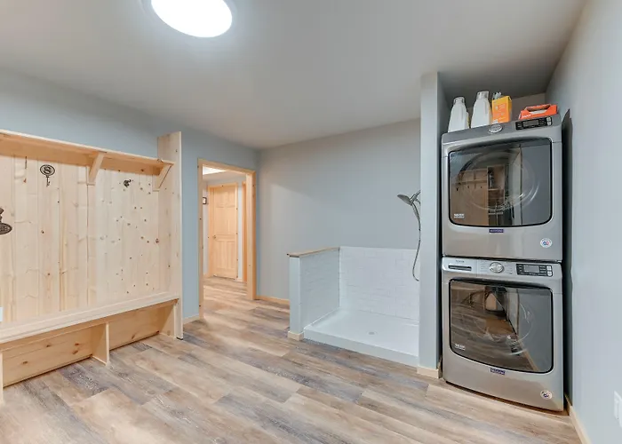 Soldotna Home W/ 2 Living Areas & Spacious Porch