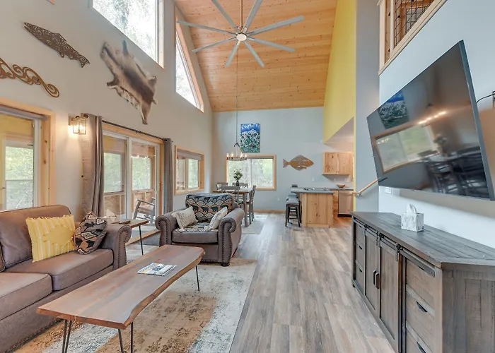 Soldotna Home W/ 2 Living Areas & Spacious Porch