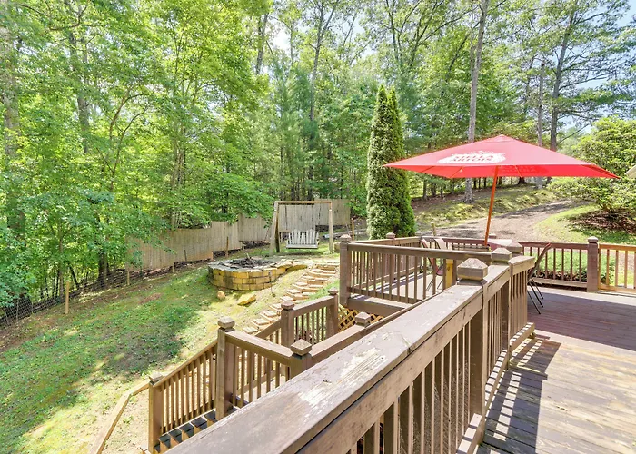 Pet-Friendly Murphy Home: Grilling Deck + Fire Pit