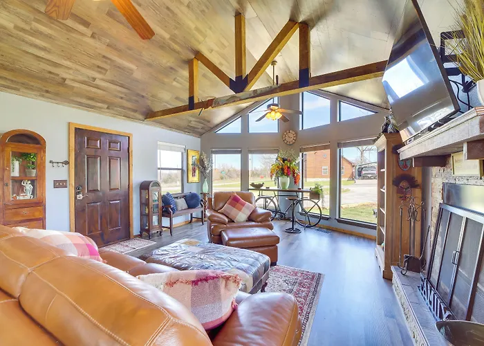 Incredible Log Home: 1 Mile From Lake Tenkiller