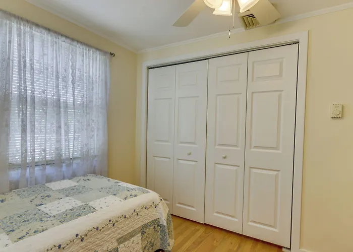 Cozy Westbrook Vacation Rental - Walk To Beach!