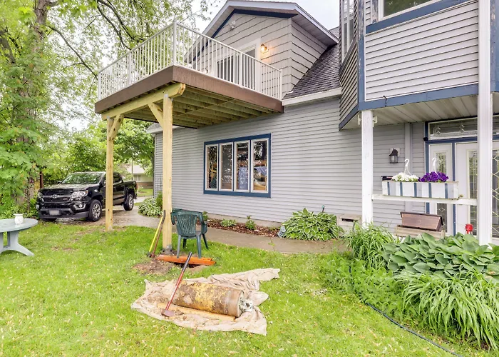 Sheboygan Getaway W/ Deck + On-Site Lake Access!