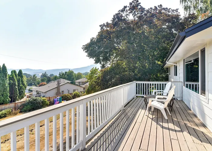 Serene Forest Grove Home W/ Deck & Stunning Views!