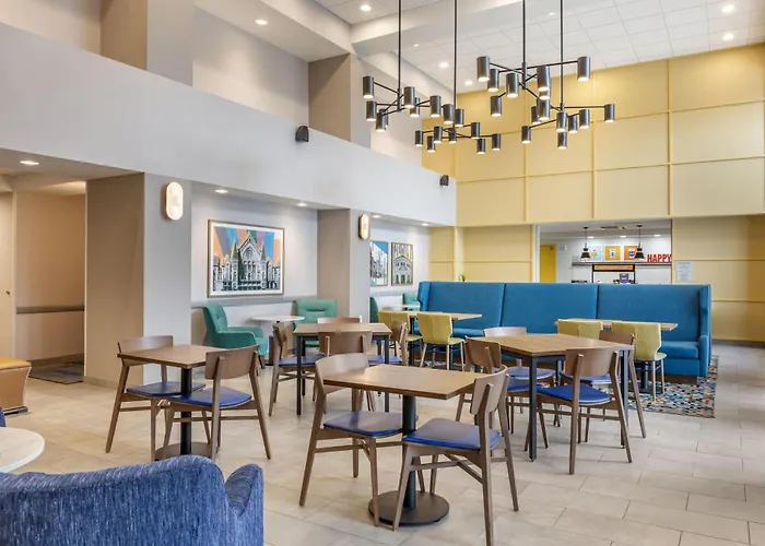 Hampton Inn & Suites Cincinnati / Uptown - University Area