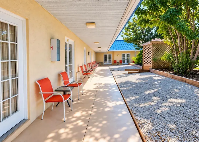 Island Sun Inn & Suites - Historic Venice & Beach Getaway