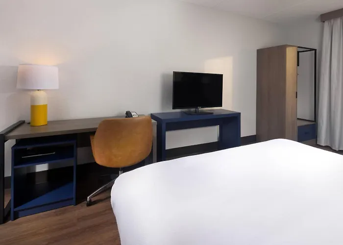 Comfort Suites Outlet Center