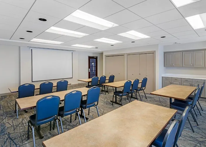 Holiday Inn Express & Suites Minot By Ihg