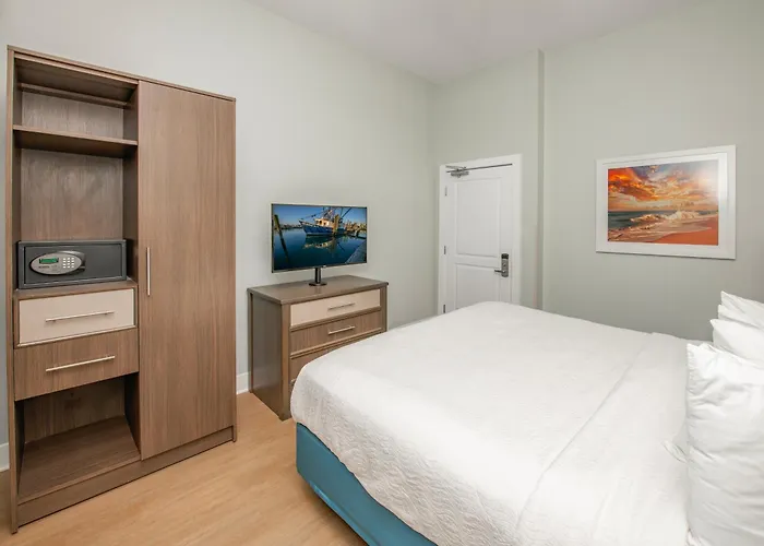 Commander Hotel & Suites