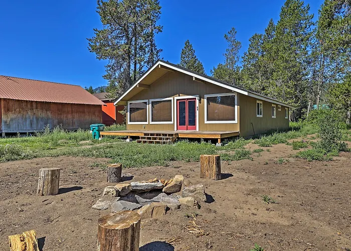 Donnelly Cabin W/ Fire Pit: 5 Mi To Boat & Ski!