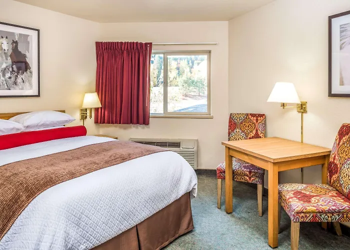 Super 8 By Wyndham St. Regis