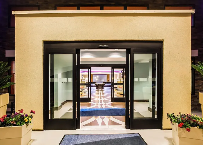 Holiday Inn Express & Suites Eureka By Ihg