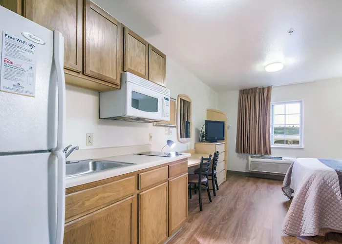 Hometowne Studios & Suites By Red Roof Bentonville