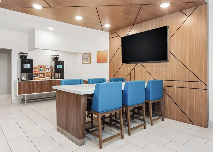 Holiday Inn Express Hotel & Suites Bloomington-Normal University Area By Ihg